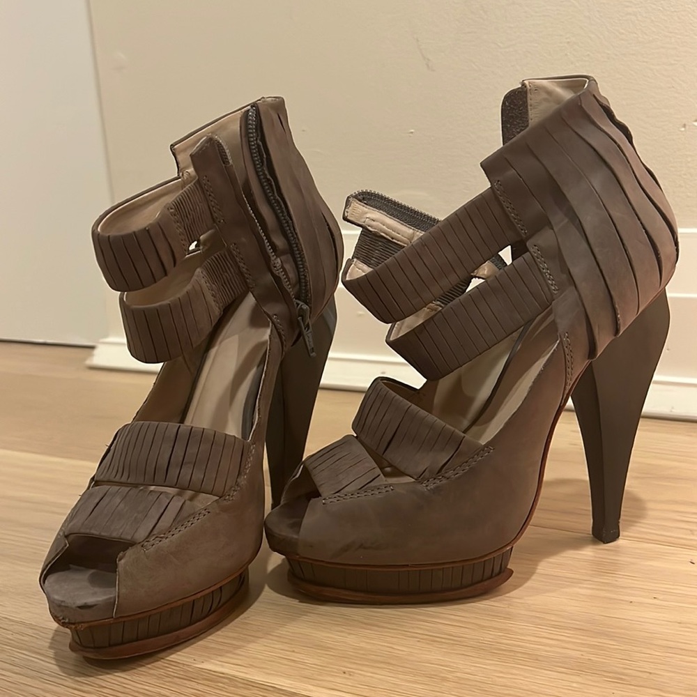 PORTS 1961 8.5 Architectural platform khaki leather and wood heels!